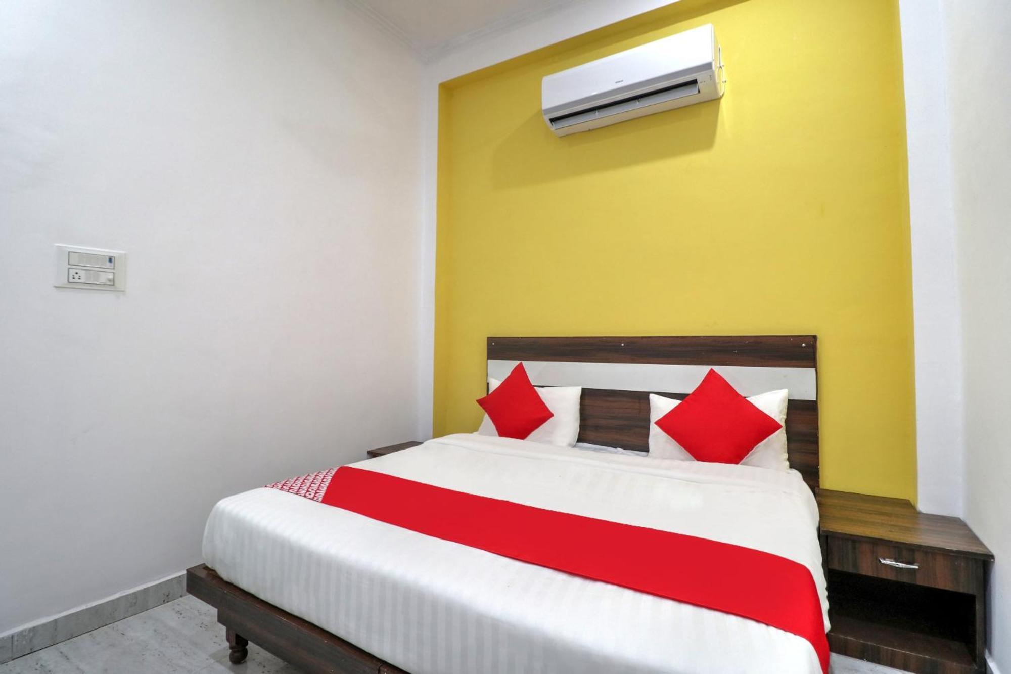 Hotel O 71370 White House Garhi Harsaru Kültér fotó
