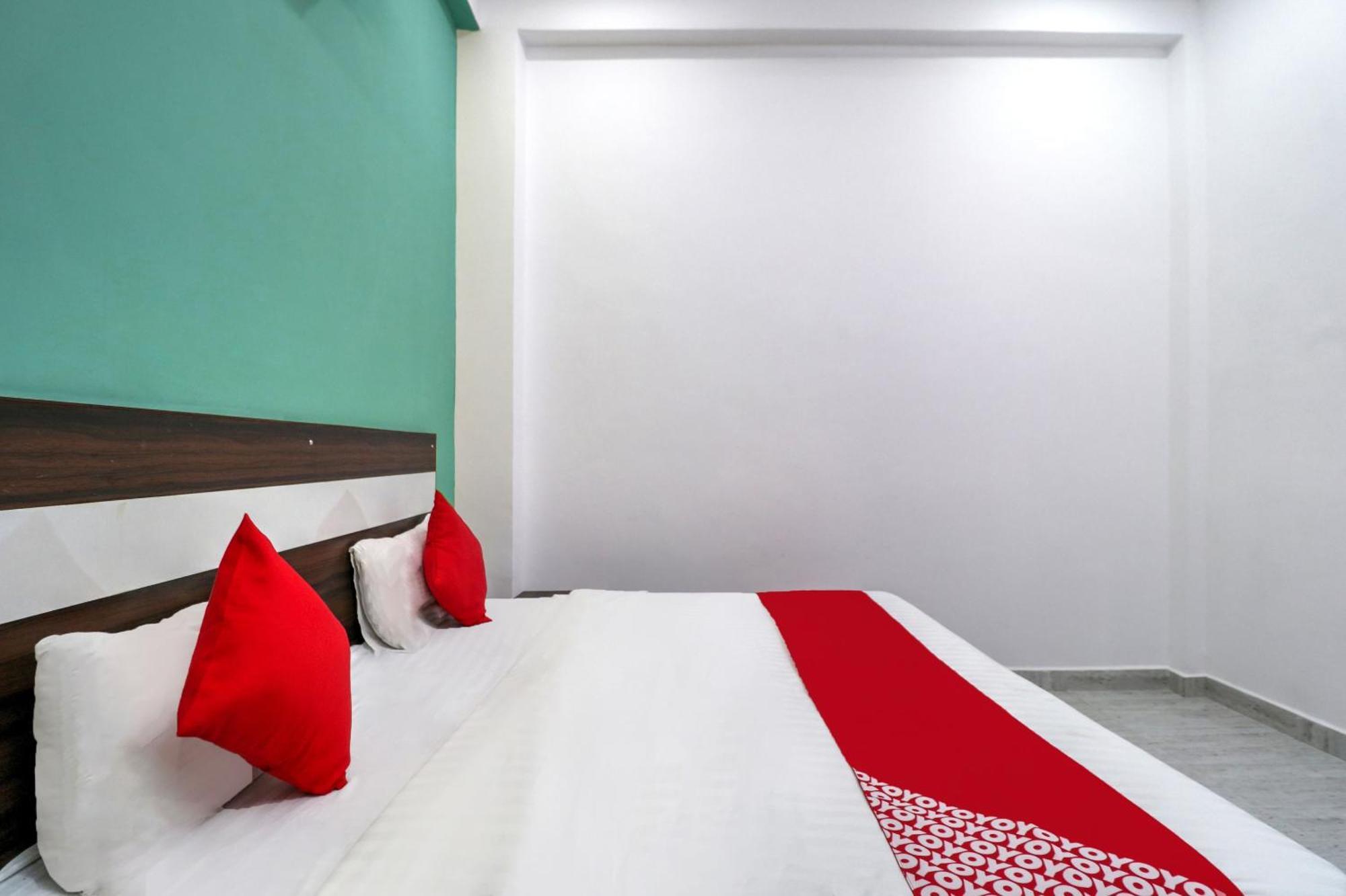 Hotel O 71370 White House Garhi Harsaru Kültér fotó